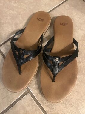 UGG Women's 7 Black Leather Strap Thong Sandals with Tan Footbed